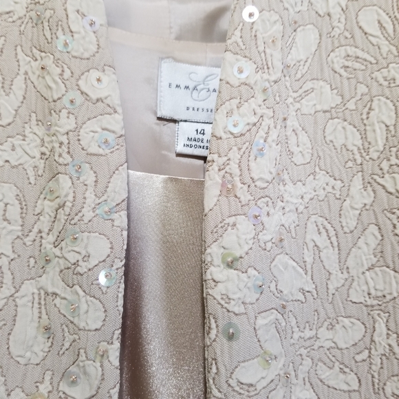 Suit - Picture 5 of 7